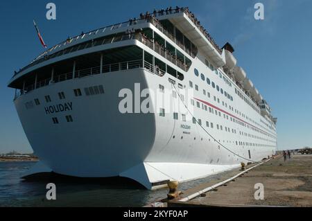 Uragano Katrina, Pascagoula, signorina, 29 ottobre 2005 -- la nave da crociera di Carnevale Holiday attracca a Pascagoula, signorina dopo aver navigato da Mobile, Ala. Oggi. La nave viene utilizzata per ospitare temporaneamente i residenti del Mississippi sfollati dall'uragano Katrina. Foto Stock