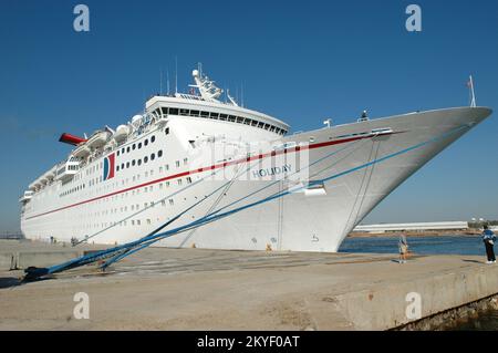 Uragano Katrina, Pascagoula, signorina, 29 ottobre 2005 -- la nave da crociera di Carnevale Holiday attracca a Pascagoula, signorina dopo aver navigato da Mobile, Ala. Oggi. La nave viene utilizzata per ospitare temporaneamente i residenti del Mississippi sfollati dall'uragano Katrina. Foto Stock