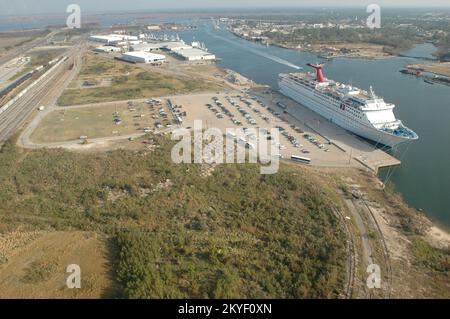 Uragano Katrina, Pascagoula, signorina, 30 ottobre 2005 -- la nave da crociera di Carnevale Holiday è ancorata al porto di Pascagoula in Mississippi. La nave viene utilizzata come alloggio temporaneo per i residenti del Mississippi sfollati dall'uragano Katrina. Foto Stock