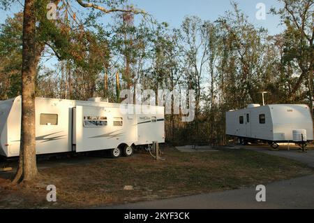 Hurricane Katrina, Ocean Springs, Miss., 10 novembre 2005 -- i rimorchi di viaggio FEMA sono presenti al Gulf Island National Seashore di Ocean Springs. FEMA sta fornendo rimorchi di viaggio ai residenti del Mississippi sfollati dall'uragano Katrina. Foto Stock