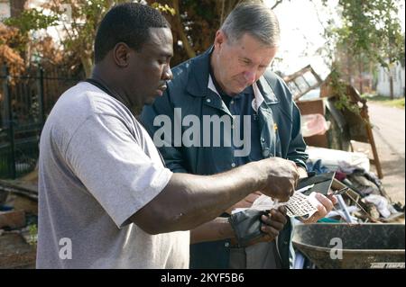 Hurricane Katrina, New Orleans, LA., 11/16/2005 -- il Vice ufficiale federale di coordinamento di FEMA, Ted Monette ascolta un evacuato superiore dell'uragano di Ward 9th che è tornato a casa per salvare ciò che può dalla distruzione della tempesta. Andrea Booher/FEMA Foto Stock