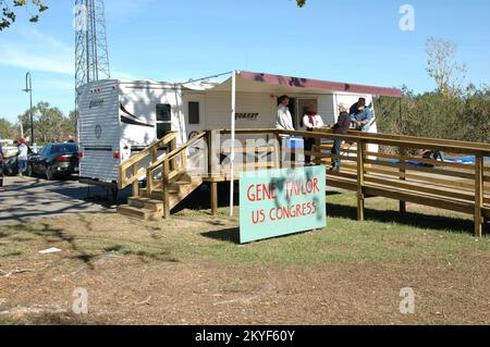 Uragano Katrina, Bay St Louis, signorina, 23 novembre 2005 -- il Congressman gene Taylor (D-MS) ha istituito un ufficio mobile vicino a Bay St Louis, Miss. Deposito dei treni. Una grande parte della costa del Mississippi sta lavorando fuori degli uffici provvisori. Mark Wolfe/FEMA Foto Stock