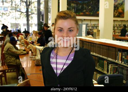 Uragano Katrina/Hurricane Rita, New Orleans, LA 21 novembre 2005 - Betsy Dekker è un insegnante che ha iniziato a lavorare per la FEMA dopo che l'uragano Katrina ha chiuso la sua New Orleans Free School. Betsy è stata al Disaster Recovery Center nella biblioteca pubblica della città da settembre. Foto Stock