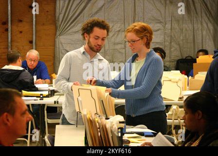 Uragano Katrina/Hurricane Rita, la Place, LA 21 novembre 2005 - gli educatori "Teach for America" Dan Waldman e Ashely Cusick sono stati assunti dalla FEMA dopo che l'uragano Katrina ha chiuso le loro scuole di New Orleans. Da settembre assistono le vittime del disastro della Louisiana meridionale presso il Disaster Recovery Center di St John, la parrocchia di Battist. Foto Stock