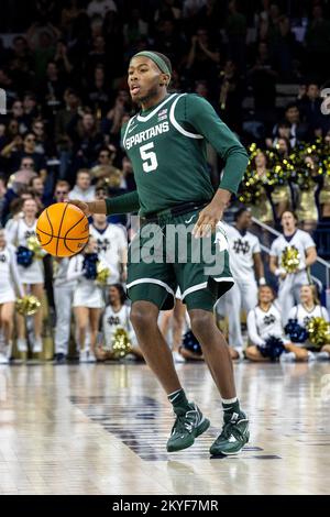 South Bend, Indiana, Stati Uniti. 30th Nov 2022. La guardia statale del Michigan Holloman tre (5) durante la partita di pallacanestro NCAA tra gli Spartans statali del Michigan e i Notre Dame Fighting Irish al Purcell Pavilion presso il Joyce Center a South Bend, Indiana. Notre Dame ha sconfitto lo Stato del Michigan 70-52. John Mersits/CSM/Alamy Live News Foto Stock