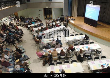 Uragano Katrina, Ocean Springs, signorina, 30 novembre 2005 -- i funzionari locali si rivolgono ai residenti alla Commissione del Governatore su recupero, ricostruzione, riunione di rinnovo a Ocean Springs, signorina La Commissione raccomanda di ricostruire utilizzando quella che viene chiamata "suddivisione in zone intelligente”. Mark Wolfe/FEMA Foto Stock