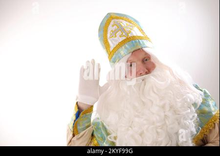 san nicholas sventura bye Sinterklaas ritratto USA su sfondo bianco olandese Babbo Natale San Nicholas Natale nuovo anno oro con blu headdress lussureggiante barba e baffi bianchi guanti bianchi Foto Stock