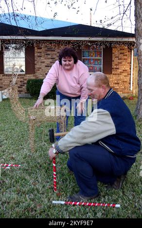 Uragano Katrina/Hurricane Rita, la Place, LA, 5 dicembre 2005 - Babbo Natale dovrà atterrare sul prato: Shawna e Donnie White non lasceranno che un piccolo danno da uragano rovini Natale. Hanno decorato la loro casa anche mentre attendono l'assistenza FEMA per aiutare a coprire le riparazioni del tetto. Foto Stock