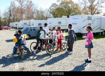 Uragano Katrina, Baker, LA 25 dicembre 2005 - i bambini di Escouee non sprecano tempo godendosi i loro regali di Natale al parco di rimorchio di FEMA dove hanno vissuto da quando l'uragano Katrina li ha costretti dalle loro case di New Orleans. Oltre 600 famiglie si sono trasferite a Baker dopo il disastro e vivono in un parco FEMA. Foto Stock