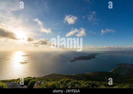 Tramonto sull'isola di Sfaktiria vicino alla città di Pilo nel Peloponneso, Grecia. Foto Stock