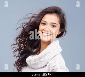 Felicità invernale. Ritratto di una bella brunetta sorridente alla fotocamera. Foto Stock