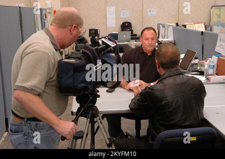 Uragano Katrina, Biloxi, signorina, 24 febbraio 2006 -- funzionario federale di coordinamento FEMA (FCO) Nick Russo parla con i media locali presso l'Ufficio congiunto sul campo (JFO) di Biloxi. L'Ufficio di informazione pubblica della FEMA (PIO) si adopera per tenere i funzionari della FEMA a disposizione per eventuali commenti. Mark Wolfe/FEMA Foto Stock