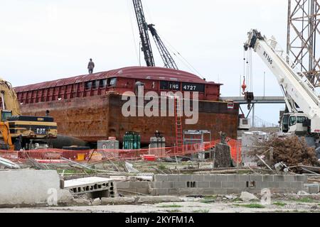 Uragano Katrina, New Orleans, LA, 24 febbraio 2006 - Riparazione del Levee da parte della US Army Corp of Engineers, smontaggio della chiatta da parte dei proprietari della nave e rimozione dei detriti da parte della FEMA stanno tutti accadendo in questa posizione nel 9th ° rione inferiore. Queste attività fanno parte di sforzi coordinati per ricostruire New Orleans mentre continua a riprendersi dall'uragano Katrina. Robert Kaufmann/FEMA Foto Stock