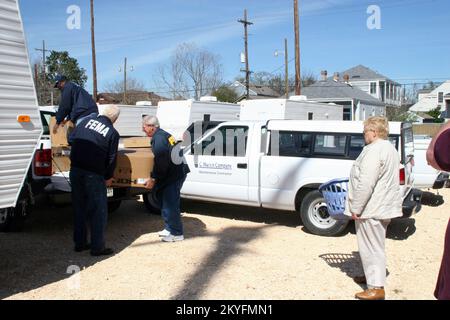 Uragano Katrina, New Orleans, LA, 27 febbraio 2006 - Connie Daniel, un cappellano del Dipartimento di polizia di New Orleans, riceve un po' di assistenza dall'equipaggio di relazioni con la comunità della FEMA mentre si sposta nel suo nuovo trailer di viaggio della FEMA. Daniel, vittima sfollata dell'uragano Katrina, risiedette temporaneamente sulla nave da crociera Ecstasy fino alla partenza della nave dal servizio il 1 marzo 2006. Robert Kaufmann/FEMA Foto Stock