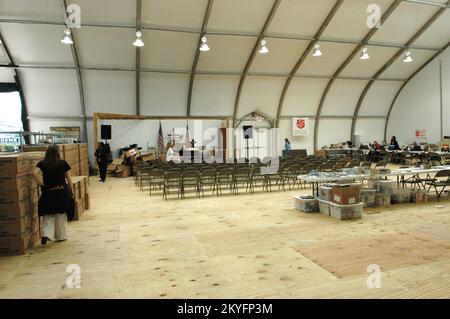 Uragano Katrina, Biloxi, signorina, 7 marzo 2006 -- l'interno della tenda dell'Esercito della salvezza è allestito per i servizi religiosi e lo stoccaggio di cibo e forniture. Lo Stadio Yankie di Biloxi Est è una base operativa per l'Esercito della salvezza. Mark Wolfe/FEMA Foto Stock