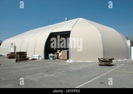 Uragano Katrina, Biloxi, signorina, 7 marzo 2006 -- la tenda dell'Esercito della salvezza è stata allestita per i servizi religiosi e lo stoccaggio di cibo e forniture. Lo Stadio Yankie di Biloxi Est è una base operativa per l'Esercito della salvezza. Mark Wolfe/FEMA Foto Stock