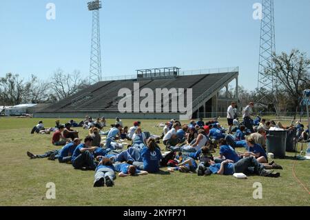 Uragano Katrina, Biloxi, Miss., 7 marzo 2006 -- i membri di diversi gruppi di volontari si rilassano sul campo nello stadio Yankie dopo pranzo in questo pomeriggio di sole. Lo Stadio Yankie di Biloxi Est è una base operativa per l'Esercito della salvezza. Mark Wolfe/FEMA Foto Stock