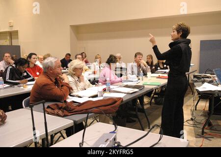 Uragano Katrina, Biloxi, signorina, 23 marzo 2006 -- il rappresentante della Commissione Metodista unita per il Soccorso (UMCOR), Christy Smith (a destra), parla oggi con i case manager di Katrina Aid. I responsabili dei casi sono in corso di formazione presso l'ufficio comune sul campo della FEMA (JFO). Mark Wolfe/FEMA Foto Stock