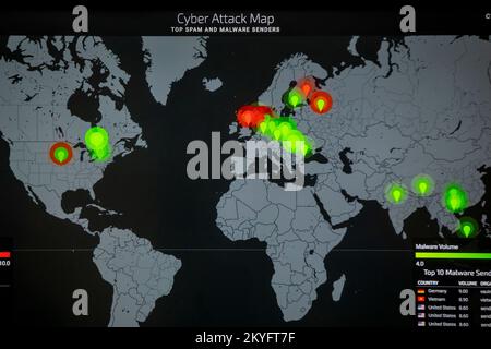 L'immagine mostra una mappa mondiale "Cyber Attack Map" con "Top Spam and malware Senders", durante una visita al centro per la sicurezza informatica in Belgio (CCB) a Bruxelles, mercoledì 30 novembre 2022. BELGA FOTO HATIM KAGHAT Foto Stock