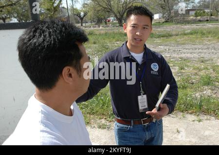 Uragano Katrina, Biloxi, signorina, 28 marzo 2006 -- Dylan Vu, rappresentante per le relazioni con la comunità FEMA (a destra), parla con Hoang G. Luc del processo di recupero FEMA. La casa di Luc fu distrutta dall'uragano Katrina. Mark Wolfe/FEMA Foto Stock