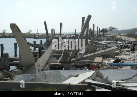 Uragano Katrina, Biloxi, signorina, 1 aprile 2006 - questo porticciolo privato di Biloxi ha subito distruzione a causa dell'uragano Katrina. Small Business Administration (SBA)i prestiti possono aiutare i proprietari di imprese idonei dopo disastri come questo. George Armstrong/FEMA Foto Stock