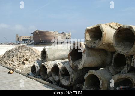 Uragano Katrina, Biloxi, Miss., 1 aprile 2006 - le linee di drenaggio della spiaggia di sabbia della contea di Harrison sono state sostituite lungo l'autostrada 90 a causa delle inondazioni provocate dall'uragano Katrina. I fondi di assistenza pubblica FEMA (PA) contribuiscono a pagare la sostituzione. George Armstrong/FEMA Foto Stock