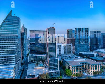 Moderni edifici finanziari e residenziali a più piani contro il cielo crepuscolo di Austin, Texas. Facciata di grattacieli con pareti di vetro e terrazza sul tetto wi Foto Stock