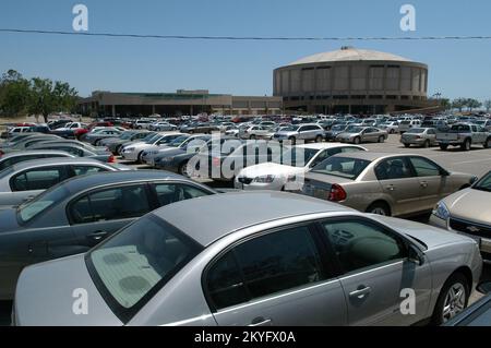Uragano Katrina, Biloxi, signorina, 13 aprile 2006 - le automobili dell'operaio del personale di FEMA al Foto Stock
