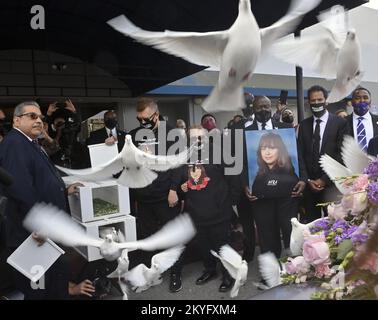 Gardena, Stati Uniti. 10th Jan, 2022. Le colombe vengono liberate in seguito ai funerali di Valentina Orellana-Peralta presso la Chiesa della Città del Rifugio di Gardena, in California, lunedì 10 gennaio 2022. Orellana-Peralta era in uno spogliatoio Burlington Coat Factory il 23 dicembre 2021, quando è stata uccisa nel fuoco incrociato di una polizia che sparava al business North Hollywood. Valentina è venuta a Los Angeles con sua madre di Santiago, Cile, circa sei mesi fa e sognava di diventare un ingegnere della robotica e un cittadino americano. Foto di Jim Ruymen/UPI Credit: UPI/Alamy Live News Foto Stock