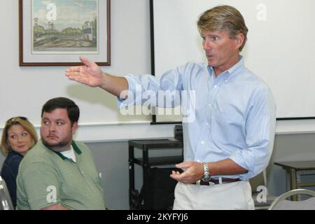 Uragano Katrina, Ocean Springs, signorina, 15 maggio 2006 -- gene Taylor del congresso risponde alle domande dai residenti locali circa il recupero di Katrina. Michelle Miller-Freeck/FEMA Foto Stock