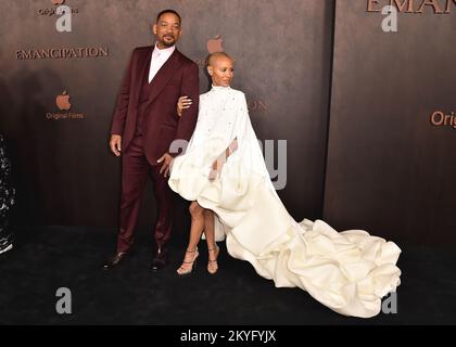 Los Angeles, Stati Uniti. 30th Nov 2022. Will Smith e Jada Pinkett Smith hanno camminato il tappeto rosso alla prima per Apple Original Films “Emancipation” al Regency Village Theatre di Los Angeles, CA il 30 novembre 2022. (Foto di Scott Kirkland/Sipa USA) Credit: Sipa USA/Alamy Live News Foto Stock