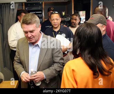 Hurricane Katrina/Hurricane Rita, Baton Rouge, LA, 14 giugno 2006 - Gil Jamieson, vicedirettore della ripresa della costa del Golfo e direttore federale principale (L), Viene intervistato da un reporter a bordo di un FEMA Mobile Reponse Information Center (MRIC) come parte dell'esercizio della Louisiana Joint Field Office Operations che si svolge a Baton Rouge. Robert Kaufmann/FEMA Foto Stock