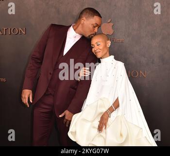 Los Angeles, Stati Uniti. 30th Nov 2022. Will Smith e Jada Pinkett Smith hanno camminato il tappeto rosso alla prima per Apple Original Films “Emancipation” al Regency Village Theatre di Los Angeles, CA il 30 novembre 2022. (Foto di Scott Kirkland/Sipa USA) Credit: Sipa USA/Alamy Live News Foto Stock