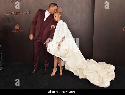 Los Angeles, Stati Uniti. 30th Nov 2022. Will Smith e Jada Pinkett Smith hanno camminato il tappeto rosso alla prima per Apple Original Films “Emancipation” al Regency Village Theatre di Los Angeles, CA il 30 novembre 2022. (Foto di Scott Kirkland/Sipa USA) Credit: Sipa USA/Alamy Live News Foto Stock