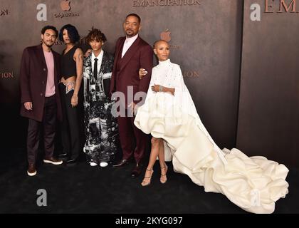 Los Angeles, Stati Uniti. 30th Nov 2022. Will Smith e Jada Pinkett Smith hanno camminato il tappeto rosso alla prima per Apple Original Films “Emancipation” al Regency Village Theatre di Los Angeles, CA il 30 novembre 2022. (Foto di Scott Kirkland/Sipa USA) Credit: Sipa USA/Alamy Live News Foto Stock