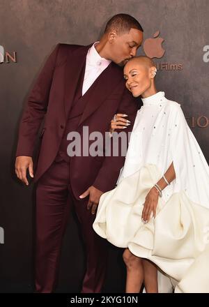 Los Angeles, Stati Uniti. 30th Nov 2022. Will Smith e Jada Pinkett Smith hanno camminato il tappeto rosso alla prima per Apple Original Films “Emancipation” al Regency Village Theatre di Los Angeles, CA il 30 novembre 2022. (Foto di Scott Kirkland/Sipa USA) Credit: Sipa USA/Alamy Live News Foto Stock