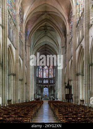 Troyes, Francia - 13 settembre, 2022: Vista dell'altare maggiore e navata centrale della Cattedrale di Troyes Foto Stock