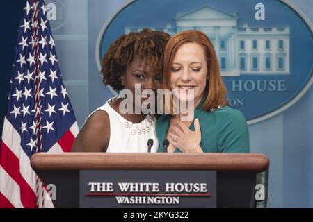 Washington, Stati Uniti. 05th maggio, 2022. Il Segretario alla stampa Jen Psaki presenta il Segretario alla stampa entrante Karine Jean-Pierre come la prima persona Black and out LGBTQ a tenere la posizione nella Briefing Room presso la Casa Bianca di Washington, DC, giovedì 5 maggio 2022. Foto di Bonnie Cash/UPI Credit: UPI/Alamy Live News Foto Stock