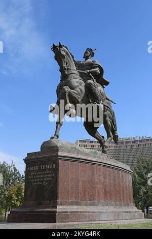 Statua di Amir Temur (1336-1405), Piazza Amir Temur, Tashkent centrale, Provincia di Tashkent, Uzbekistan, Asia centrale Foto Stock