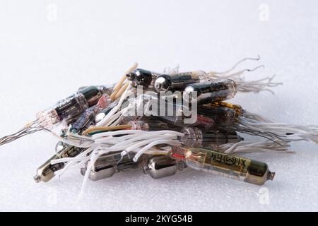 Primo piano di tubi sottovuoto in vetro, parti elettroniche vintage Foto Stock