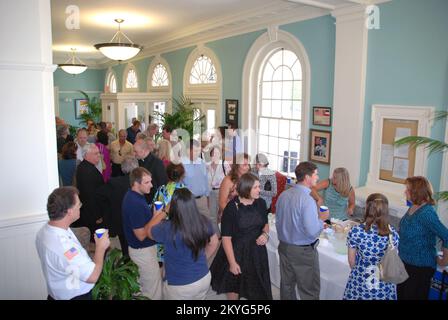 Uragano/tempesta tropicale - Biloxi, Miss. , 24 agosto 2010 -- i partecipanti godono di rinfreschi alla cerimonia di taglio del nastro per il Municipio di Biloxi recentemente rinnovato. L'edificio storico è stato gravemente danneggiato dall'uragano Katrina. Foto Stock