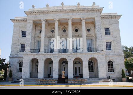 Uragano/tempesta tropicale - Biloxi, Miss. , 24 agosto 2010 -- il Municipio di Biloxi, recentemente rinnovato, è aperto per affari. L'edificio storico è stato gravemente danneggiato dall'uragano Katrina. Foto Stock