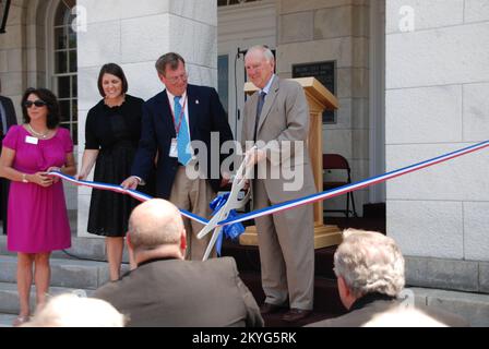 Uragano/tempesta tropicale - Biloxi, Miss. , 24 agosto 2010 -- il sindaco A. J. Holloway taglia il nastro alla cerimonia per il nuovo municipio di Biloxi. L'edificio storico è stato gravemente danneggiato dall'uragano Katrina. Foto Stock