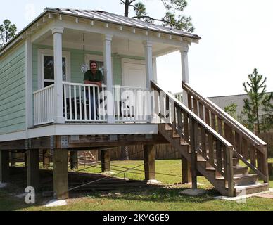 Uragano/tempesta tropicale - Waveland, Miss. , 21 settembre 2012 -- a seguito dell'uragano Katrina, Nicholas Salathe residente di Waveland ha perso la sua casa, ma è stato in grado di garantire una nuova casa del cottage della Mississippi Emergency Management Agency (MEMA) che ha superato l'uragano Isaac senza alcun danno. FEMA e MEMA stanno lavorando per aiutare i sopravvissuti a seguito dei danni e della distruzione dell'uragano Isaac in Mississippi e Louisiana. David fine/FEMA Foto Stock