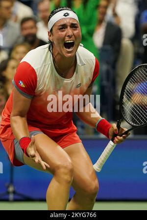 ONS Jabeur festeggia il post-partita sconfiggendo Caroline Garcia in serie diritte nelle semifinali del 2022 US Open Tennis Championships di Arthur Ashe Stadium presso l'USTA Billie Jean King National Tennis Center di New York il 8 settembre 2022. Foto di Larry Marano/UPI Foto Stock