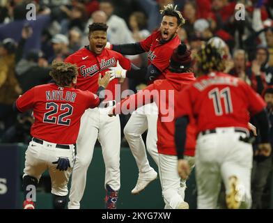 Cleveland, Stati Uniti. 15th Ott 2022. Oscar Gonzalez (secondo da sinistra), fielder di destra dei Cleveland Guardians, festeggia con i suoi compagni di squadra dopo aver colpito un singolo a due run vincitore di una partita con le basi caricate contro i New York Yankees nel nono inning durante il gioco tre della American League Divisional Series al Progressive Field di Cleveland il sabato, Ottobre 15, 2022. I Guardiani hanno battuto gli Yankees 6-5 per ottenere un vantaggio di 2-1 nella loro migliore delle cinque ALDS. Foto di Aaron Josefczyk/UPI Credit: UPI/Alamy Live News Foto Stock