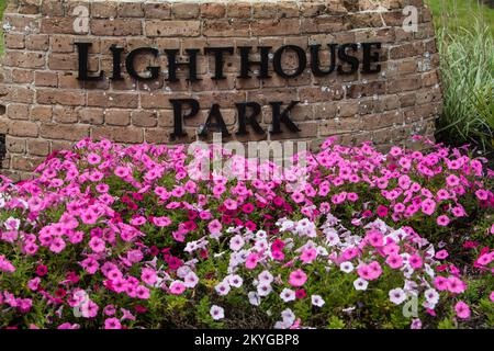 Pascagoula, MS, Aril 6, 2015 - Round Island Lighthouse Park (area visitatori), Pascagoula, Mississippi. Perfezionato per la prima volta sul lato sud di Round Island al largo della costa del Golfo del Mississippi nel 1859, il faro di Round Island fu ripetutamente danneggiato e compromesso da numerose tempeste e uragani (tra cui gli uragani Georges e Katrina). Lo storico faro di Round Island è stato spostato, trasferito e restaurato attraverso il supporto del Mississippi Department of Archives and History, Community Development Block Grants, Tideland Trust Fund Grants, sponsorizzazioni locali e assistenza pubblica (PA) fornita Foto Stock