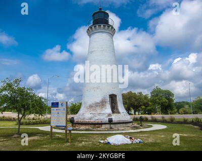 Pascagoula, MS, Aril 6, 2015 - Faro di Round Island, Pascagoula, Mississippi. Perfezionato per la prima volta sul lato sud di Round Island al largo della costa del Golfo del Mississippi nel 1859, il faro di Round Island fu ripetutamente danneggiato e compromesso da numerose tempeste e uragani (tra cui gli uragani Georges e Katrina). Lo storico faro di Round Island è stato spostato, trasferito e restaurato attraverso il supporto del Mississippi Department of Archives and History, Community Development Block Grants, Tideland Trust Fund Grants, sponsorizzazioni locali e assistenza pubblica (PA) fornita dalla FEMA. Foto Stock