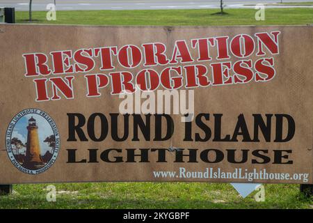 Pascagoula, MS, Aril 6, 2015 - cartello di restauro del faro di Round Island, Pascagoula, Mississippi. Perfezionato per la prima volta sul lato sud di Round Island al largo della costa del Golfo del Mississippi nel 1859, il faro di Round Island fu ripetutamente danneggiato e compromesso da numerose tempeste e uragani (tra cui gli uragani Georges e Katrina). Lo storico faro di Round Island è stato spostato, trasferito e restaurato attraverso il supporto del Mississippi Department of Archives and History, Community Development Block Grants, Tideland Trust Fund Grants, sponsorizzazioni locali e assistenza pubblica (PA) fornita da Foto Stock