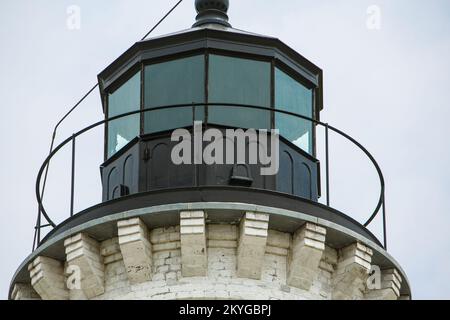 Pascagoula, MS, Aril 6, 2015 - Faro di Round Island (lanterna galleria), Pascagoula, Mississippi. Perfezionato per la prima volta sul lato sud di Round Island al largo della costa del Golfo del Mississippi nel 1859, il faro di Round Island fu ripetutamente danneggiato e compromesso da numerose tempeste e uragani (tra cui gli uragani Georges e Katrina). Lo storico faro di Round Island è stato spostato, trasferito e restaurato attraverso il supporto del Mississippi Department of Archives and History, Community Development Block Grants, Tideland Trust Fund Grants, sponsorizzazioni locali e assistenza pubblica (PA) fornito b Foto Stock